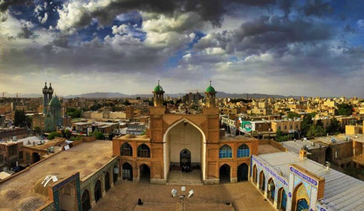 ماموریت ملی تاب آوری فرهنگی را سبزوار بعهده گرفت. این ماموریت با هدف ایجاد همبستگی، افزایش آگاهی و آموزش مهارت‌های لازم برای سازگاری و پیشرفت در شرایط مختلف طراحی شده است. ماموریت ملی تاب آوری مبتنی بر فرهنگ، ترویج ارزش‌های فرهنگی و اجتماعی به منظور تقویت قدرت جامعه در مواجهه با چالش‌ها و بحران‌هاست. دانشگاه حکیم سبزواری، واقع در سبزوار، در سال ۱۳۶۶ تأسیس شد و به عنوان دومین دانشگاه بزرگ شمال شرق ایران شناخته می‌شود. این دانشگاه ابتدا به عنوان شعبه‌ای از دانشگاه تربیت معلم تهران آغاز به کار کرد و در سال ۱۳۹۰ به نام کنونی خود تغییر یافت. این دانشگاه به همکاری‌های بین‌المللی گسترده‌ای با مؤسسات تحقیقاتی و دانشگاه‌های معتبر جهان پرداخته و در تلاش است تا به اهداف علمی و فناوری نسل سوم دست یابد. ماموریت ملی تاب آوری فرهنگی نیز پس از طی مراحل اداری و بررسی تمامی ابعاد و جوانب در چارچوب مصوبات وزارت علوم در مهرماه 1403 نیز به دانشگاه حکیم سبزواری ابلاغ گردیده است. ماموریت ملی تاب آوری مبتنی بر هویت فرهنگی برای اولین بار است که توسط یک واحددانشگاهی دنبال خواهد شد و امید میرود منشاء خیر و برکت باشد . هویت به معنای «کیستی» یا «چه کسی بودن» است هویت به مجموعه‌ای از ویژگی‌ها، نگرش‌ها و روحیات فرد اشاره دارد که او را از دیگران متمایز می‌کند. این ویژگی‌ها شامل خاطرات، تجربیات، روابط و ارزش‌هایی هستند که احساس خود را شکل می‌دهند. بحران هویت یکی از چالش‌های اساسی در جوامع معاصر است که می‌تواند به تضعیف تاب‌آوری فردی و اجتماعی منجر شود. بحران هویت به معنای عدم وضوح در شناخت فرد از خود و جایگاهش در جامعه است. این وضعیت می‌تواند ناشی از تغییرات اجتماعی، فرهنگی و اقتصادی باشد. پیشنهاد ما به شما تاثیر هوش مصنوعی در تاب آوری کودکان 6 فروردین 1404 تاب آوری در رانندگی، راز سلامت رسیدن 5 فروردین 1404 در جوامع معاصر، افراد به دلیل فشارهای اجتماعی و رسانه‌ای ممکن است دچار سردرگمی شوند و احساس بی‌هویتی کنند. این بحران می‌تواند به تضعیف تاب‌آوری فردی و اجتماعی منجر شود، زیرا افراد در مواجهه با چالش‌ها و مشکلات زندگی کمتر قادر به مدیریت احساسات و ارتباطات خود خواهند بود. بنظر میرسد توجه به تقویت هویت فردی و اجتماعی ضروری است تا از پیامدهای تحلیل و تضعیف آن جلوگیری شود. هویت به عنوان یک سازه اجتماعی در تعاملات بین‌فردی و فرهنگی شکل می‌گیرد و تحت تأثیر عوامل مختلف از جمله محیط اجتماعی، فرهنگی و تاریخی قرار دارد. هویت یکی از مفاهیم پیچیده و چند بعدی است که به شکل‌های مختلف در علوم اجتماعی، روانشناسی، فلسفه و فرهنگ مورد بررسی قرار می‌گیرد. این مفهوم به ترکیبی از ویژگی‌ها، باورها، ارزش‌ها، تجربیات و شناخت‌های فرد یا گروه اشاره دارد که آنها را از دیگران متمایز می‌کند. دکترمحمدرضا مقدسی مدیر و موسس خانه تاب آوری ایران در ادامه این گفتگو افزود سبزوار، با تاریخچه‌ای غنی و فرهنگی عمیق، نقش مهمی در هویت فرهنگی ایران ایفا کرده است. مایه مسرت و شادمانی است که اعلام کنیم سبزوار ماموریت ملی تاب آوری فرهنگی را بر اساس ظرفیت های دانشگاه ، فرهنگی و اجتماعی خود را پذیرفته است. این شهر که به عنوان پایتخت تاریخی سربداران شناخته می‌شود، مهد علم و ادب بوده و دارای قدیمی‌ترین مدرسه ایران، یعنی مدرسه فخریه است. سبزوار در طول تاریخ، محل تجمع اندیشمندان و دانشمندان بزرگی بوده که به گسترش فرهنگ و هنر در ایران کمک کرده‌اند. آثار تاریخی متعددی از جمله مساجد و کاروانسراها، نشان‌دهنده شکوه فرهنگی این دیار هستند. همچنین، آیین‌های سنتی و جشن‌های محلی، همچون مراسم غدیر، به غنای فرهنگی این منطقه افزوده‌اند. سبزوار همچنین به عنوان پایتخت نثر فارسی شناخته می‌شود و نقش مهمی در شکل‌گیری هویت ادبیات فارسی ایفا کرده است. این شهر زادگاه نویسندگانی چون ابوالفضل بیهقی و ملاحسین واعظ کاشفی است. شاسان توجه اینکه همچون “تاریخ بیهقی” و “روضه الشهدا” از مهم‌ترین متون نثر فارسی به شمار می‌روند. سبزوار به عنوان مرکز فرهنگی و علمی، تولید آثار ادبی برجسته‌ای را تسهیل کرده و به حفظ و گسترش زبان فارسی کمک کرده است. مایه مباهات و غرور است که امروز دانشگاه حکیم سبزواری به برکت این پشتوانه فرهنگی و اجتماعی را بعنوان پرچمدار و پیشتاز تاب آوری فرهنگی کشور مسئولیتی بزرگ را بر دوش گرفته است. وی در ادامه افزود همراهی خانه تاب آوری ایران در این امر مهم وظیفه ای مهم و افتخاری بزرگ است. از این پس سبزوار مکتب و مدرسه ای برای پژوهش و آموزش در زمینه تاب آوری فرهنگی خواهد بود.